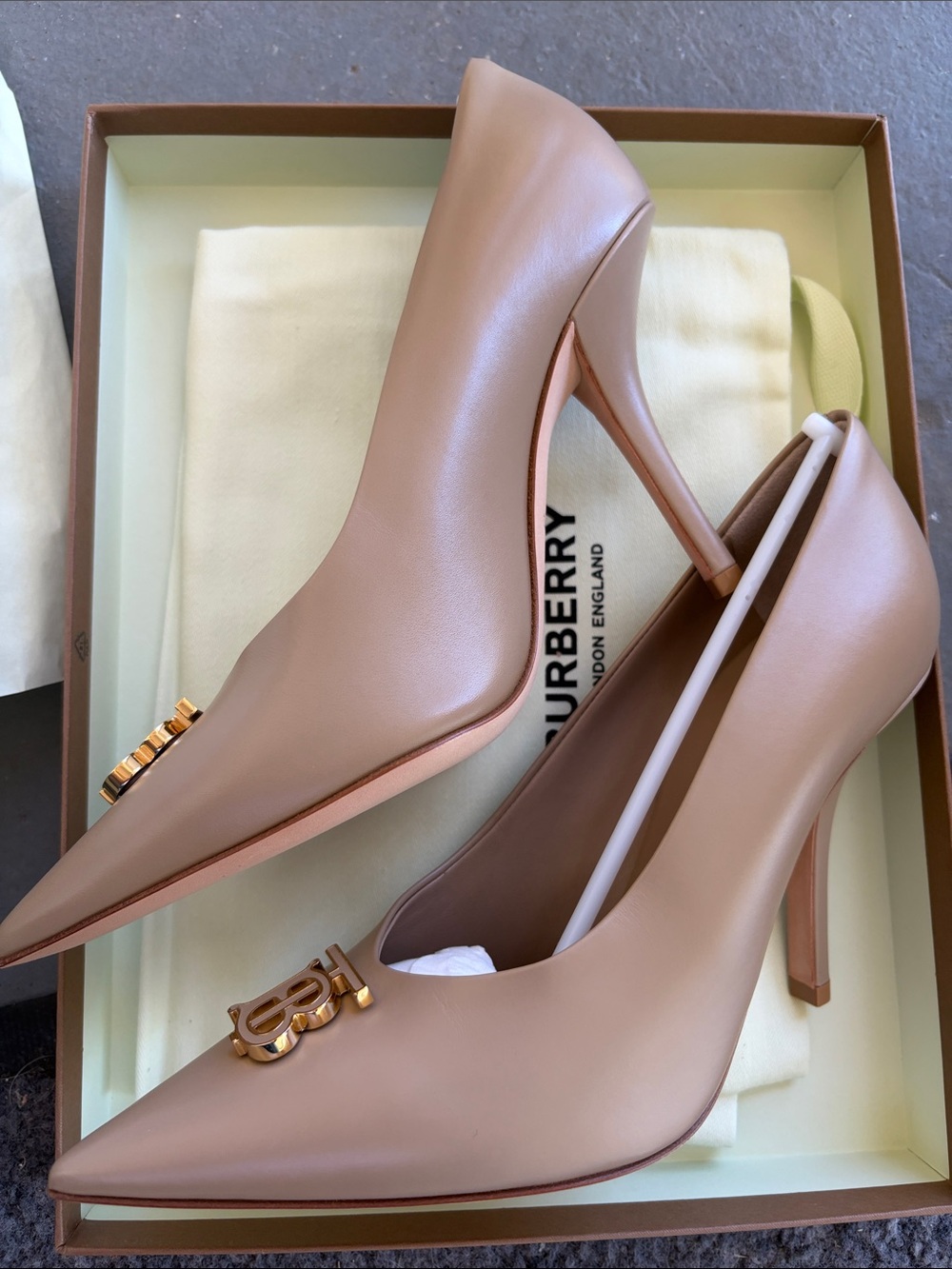 NWT Burberry Ezra Nude/Tan Pointed Leather Pumps with Gold TB Emblem size 37.5 - Picture 2 of 11